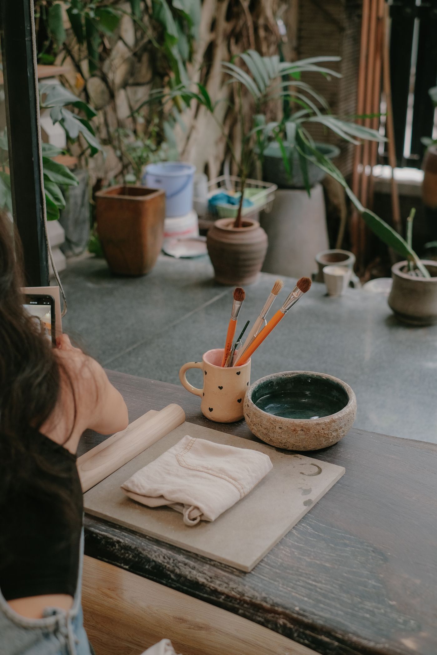 Masă de atelier cu pensule și materiale creative